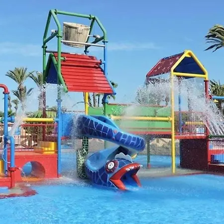 Close To Beaches & Golf Courses - With Pool & Bbq Apartment