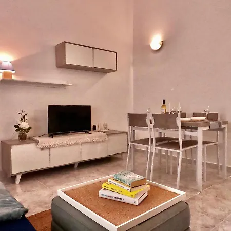Apartment Close To Beaches & Golf Courses - With Pool & Bbq *